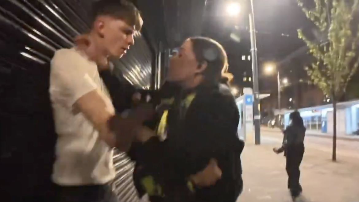 Další ukázka britské policie dvojího metru: Policie zatkla bílého teenagera, kterého předtím napadli černoši, útočníci zatčeni nebyli (video)