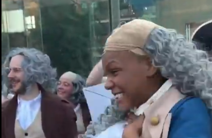 USA: Soutěž o nejlepšího dvojníka Benjamina Franklina vyhrála černoška (video)