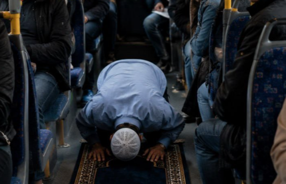Německo: Muslimský řidič zastavil autobus plný cestujících, aby se mohl pomodlit