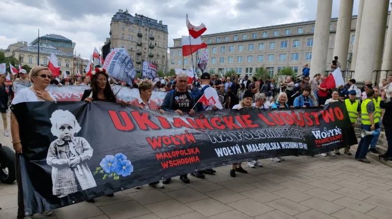 Většina europoslanců hlasovala pro vstup Ukrajiny do EU, rezoluce zároveň zlehčuje adoraci nacismu