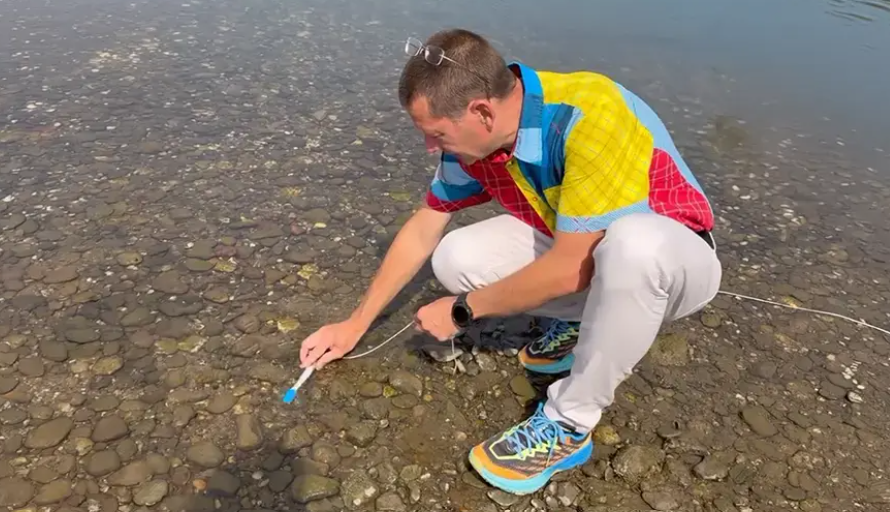 Odborník? Podívejte se, jak provozovatel německého meteorologického webu měřil teplotu řeky Rýn (video)5 (13)